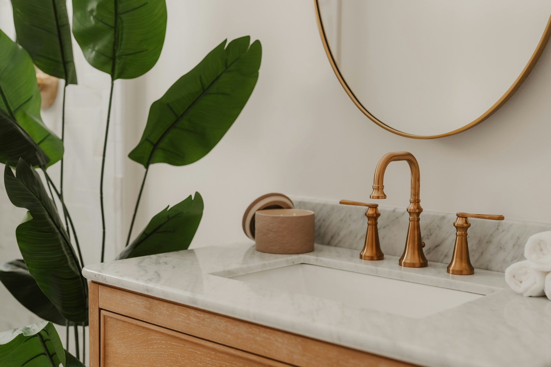 Lavabo en marbre et robinet en laiton dans une salle de bain, photo d’ambiance